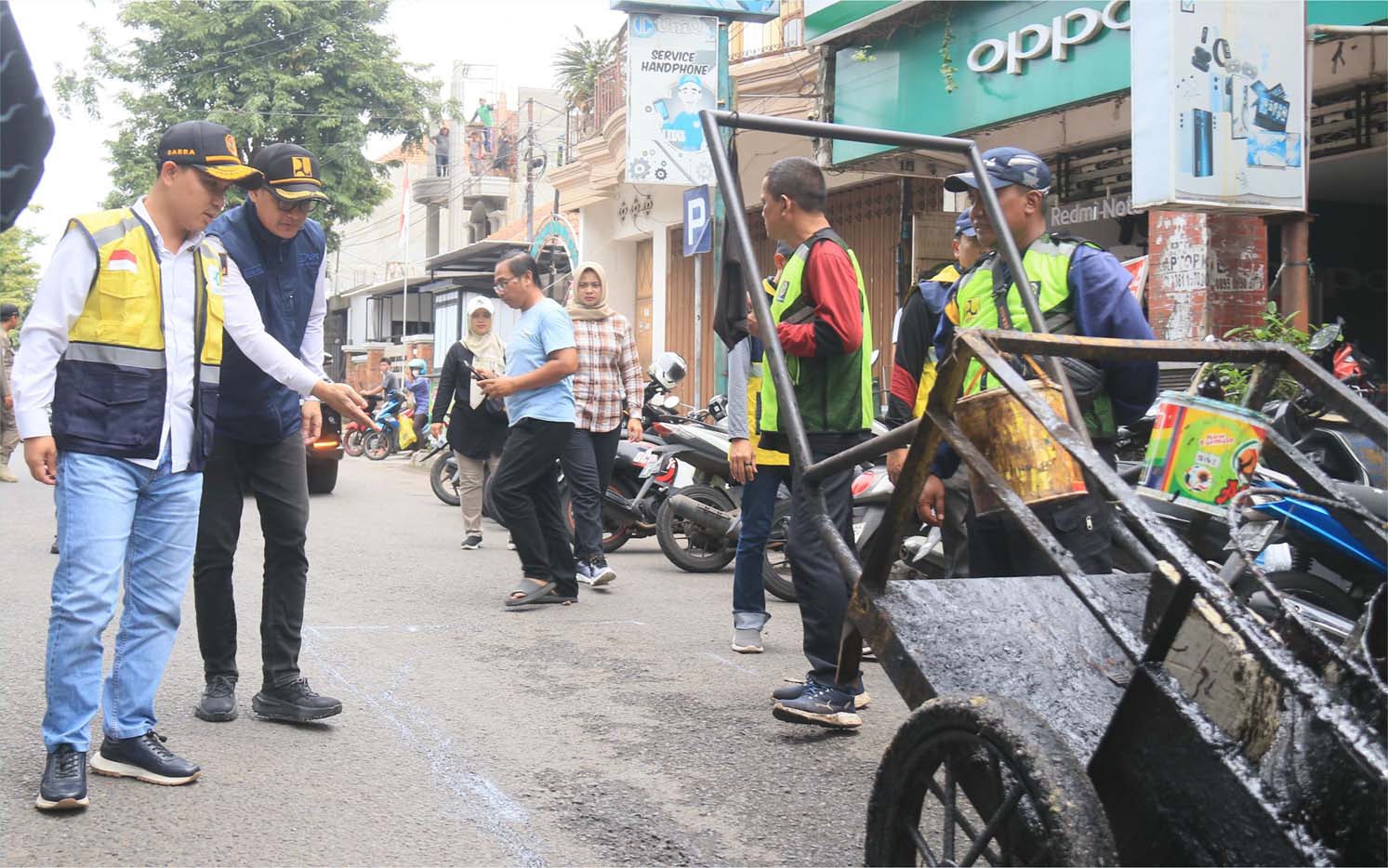 Tekan Kecelakaan Jelang Mudik Lebaran, Bupati Gus Barra & Kadis PUPR Tinjau Perbaikan Jalan