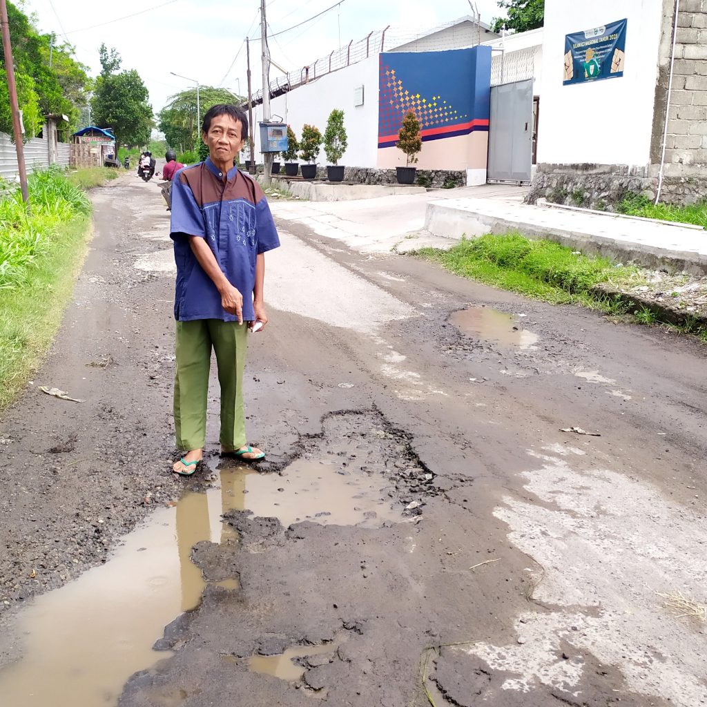 Jalan Berlobang Hambat Warga Kais Rezeki, Pemkab Blitar Diharap Peduli Keluhan Masyarakat