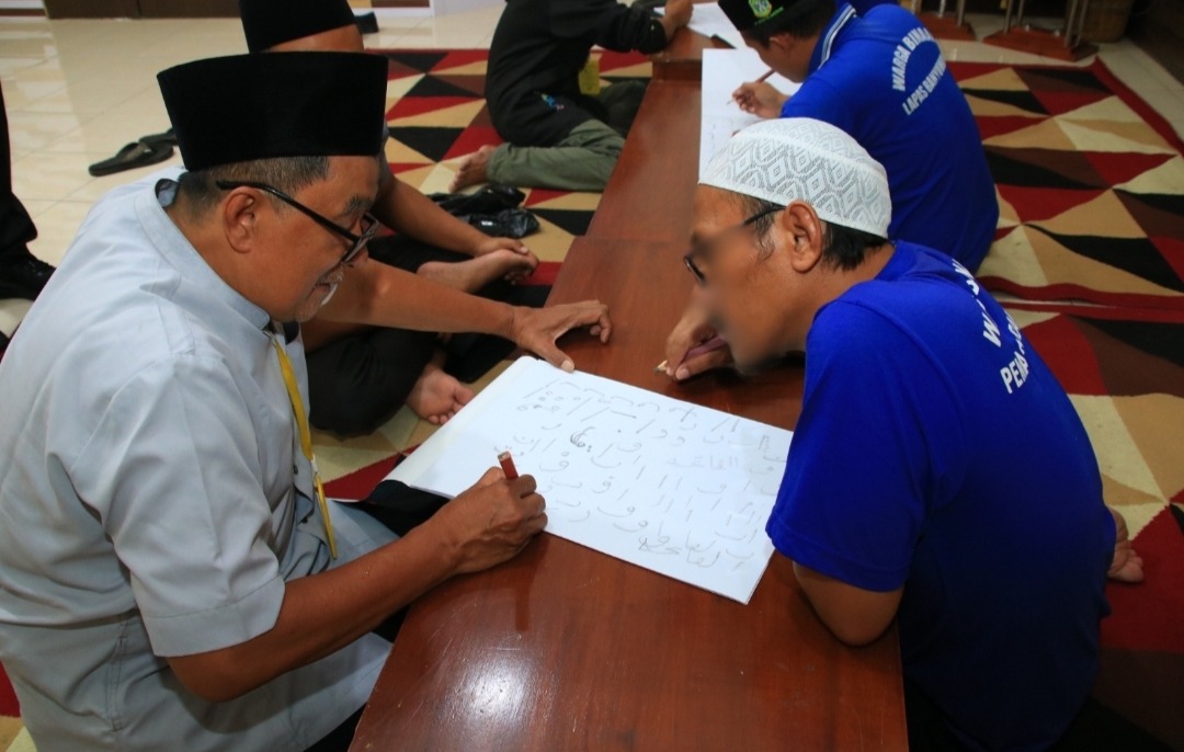 Warga Binaan Lapas Banyuwangi Mendapatkan Pelatihan Pembuatan Kaligrafi