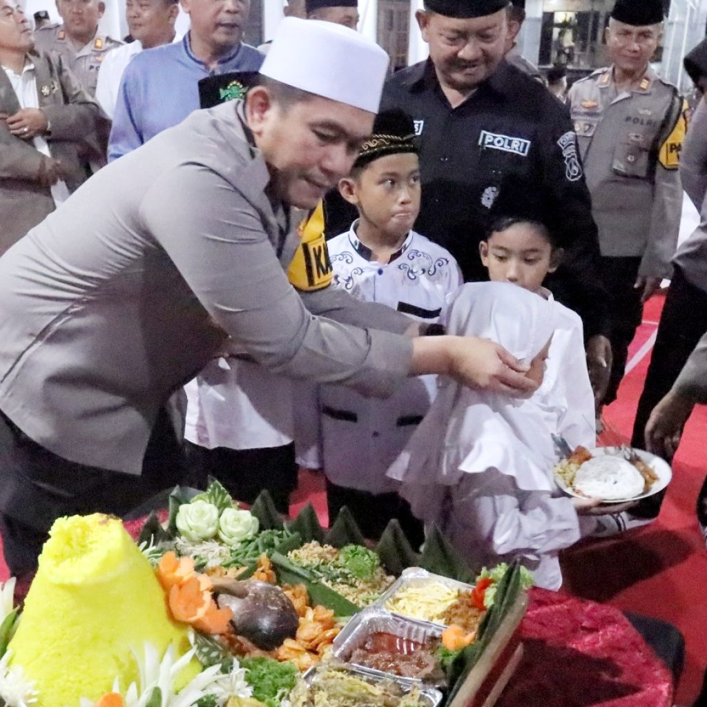 Berbagi Kebahagiaan, Kapolres Blitar Buka bersama Anak Yatim