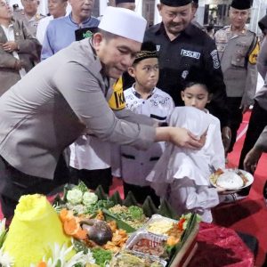Berbagi Kebahagiaan, Kapolres Blitar Buka bersama Anak Yatim