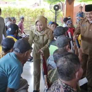 Walikota Ning Ita Bagikan Angpao Lebaran Pada Ratusan Tukang Becak Walikota Ning Ita Bagikan Angpao Lebaran Pada Ratusan Tukang Becak