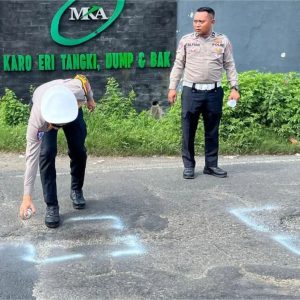 Tekan Laka Satlantas Polres Mojokerto Beri Tanda Putih Jalan Berlubang Tekan Laka Satlantas Polres Mojokerto Beri Tanda Putih Jalan Berlubang