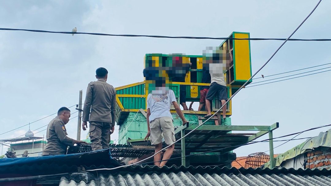 Satpol PP Surabaya Bongkar Tujuh Bekupon di Gubeng Masjid