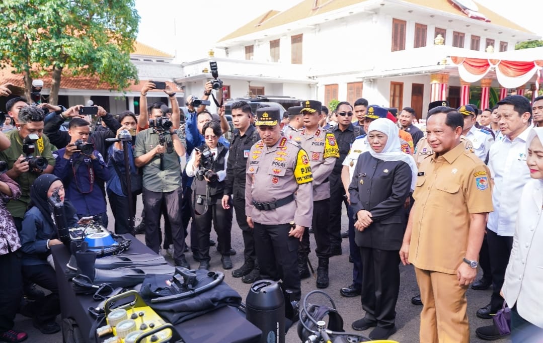 Kapolri, Mendagri dan Gubernur Jatim Ikuti Apel Gelar Pasukan Operasi Ketupat 2025 di Grahadi
