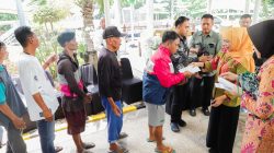 Peduli Wong Cilik Gubernur Khofifah Bagikan 200 Paket Sembako Warga Sekitar Grahadi