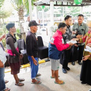 Peduli Wong Cilik Gubernur Khofifah Bagikan 200 Paket Sembako Warga Sekitar Grahadi