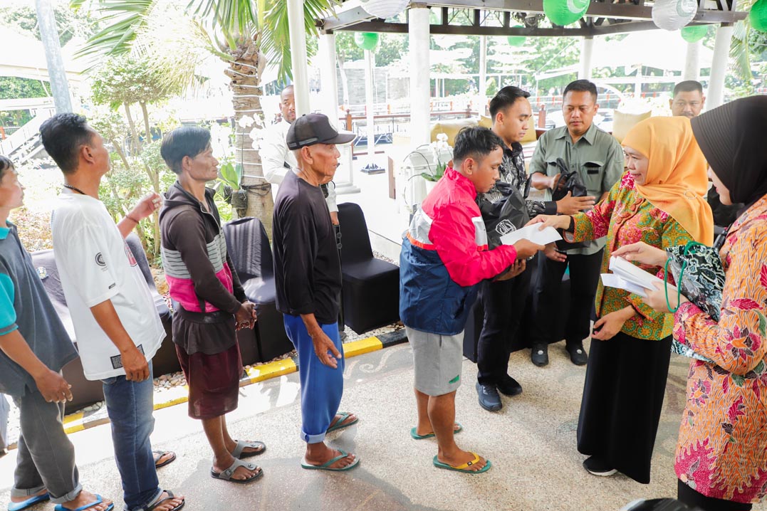 Peduli Wong Cilik Gubernur Khofifah Bagikan 200 Paket Sembako Warga Sekitar Grahadi