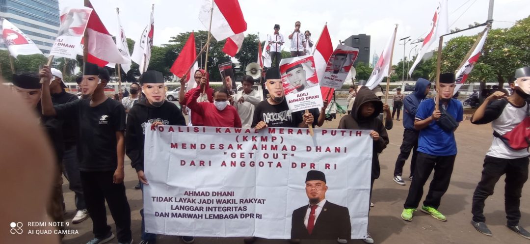 Aksi KKMP Bakar Topeng Simbol Protes, Laporkan Ahmad Dhani ke MKD