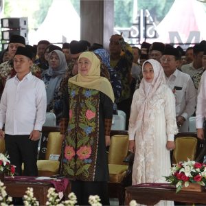 Gubernur Khofifah Bersama Ning Ita Hadiri Tasyakuran & Santunan Anak Yatim 