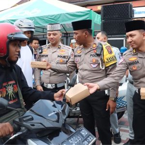 Polres Mojokerto Kota Bersama Sobat Lantas Berbagi Takjil Pada Pengguna Jalan Polres Mojokerto Kota Bersama Sobat Lantas Berbagi Takjil Pada Pengguna Jalan