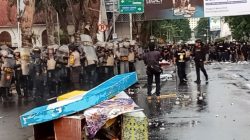 Aksi Demo Tolak UU TNI di Surabaya, Dua Wartawan Korban Kekerasan Polisi