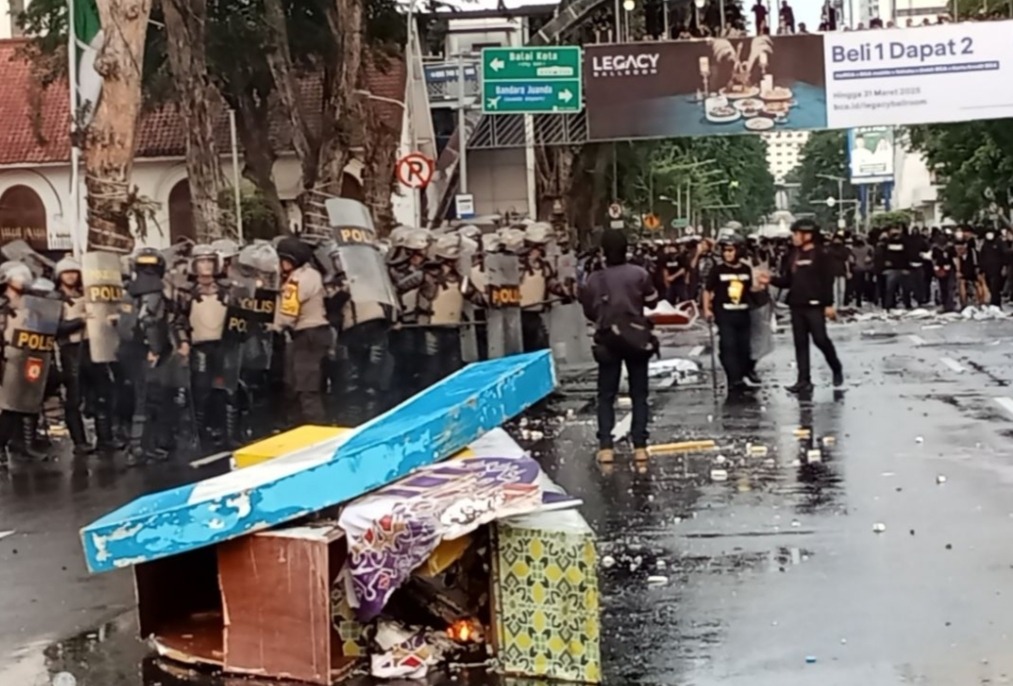 Aksi Demo Tolak Revisi UU TNI di Surabaya, Dua Wartawan Korban Kekerasan Polisi