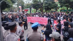Revisi UU TNI Disahkan, Demo di DPRD Kota Kediri Memanas Petasan Meledak!