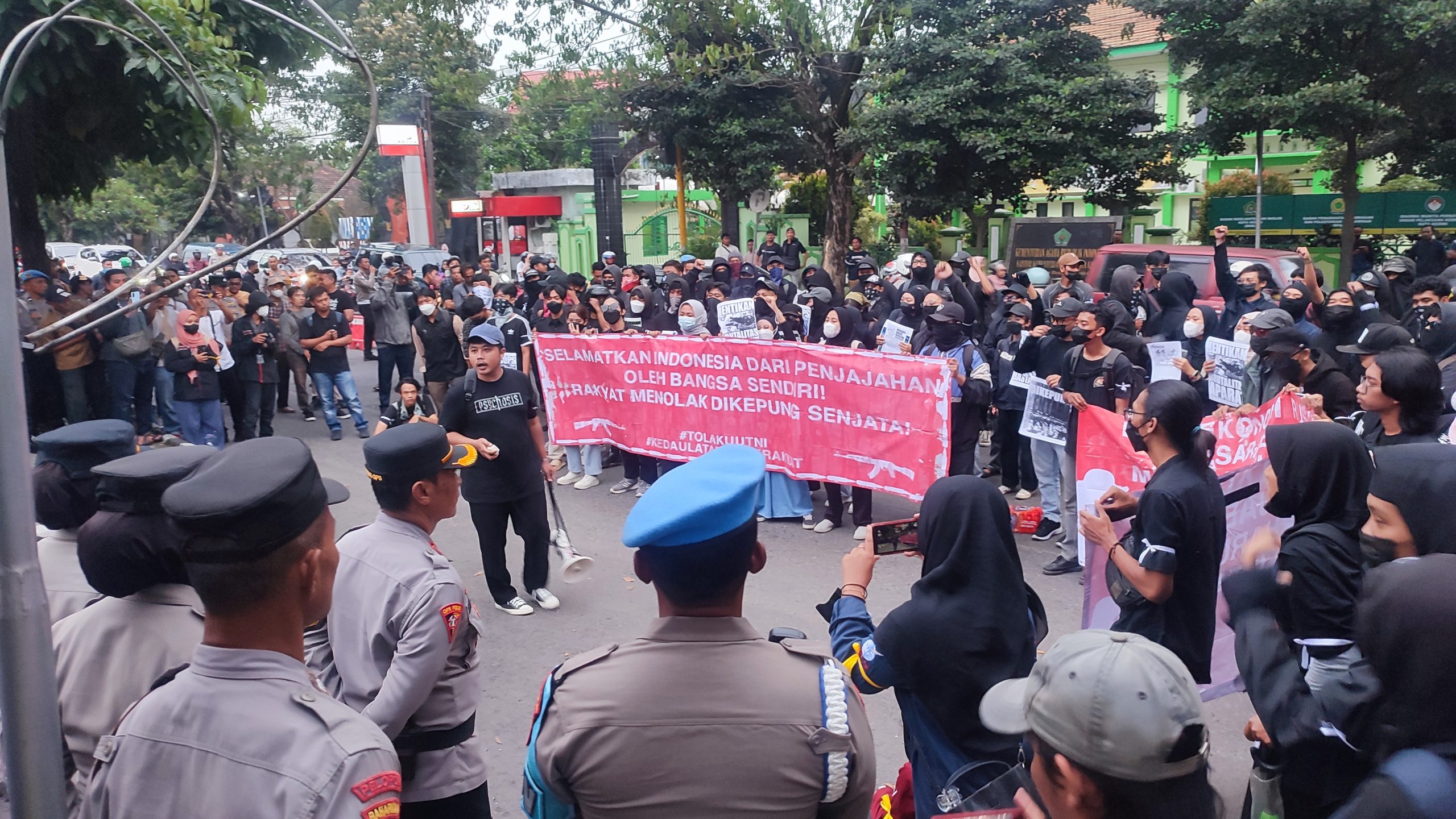 Revisi UU TNI Disahkan, Demo di DPRD Kota Kediri Memanas Petasan Meledak!