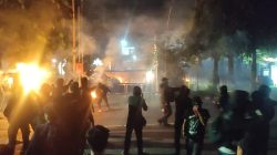 Demo Tolak Revisi UU TNI di Kota Kediri Ricuh,  Bom Molotov Meledak, 21 Demonstran Ditangkap!
