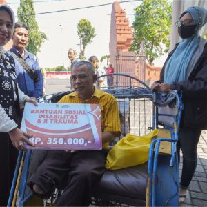 Giliran Penyandang Disabilitas Terima Bansos Lebaran Dari Pemkot Mojokerto Giliran Penyandang Disabilitas Terima Bansos Lebaran Dari Pemkot Mojokerto