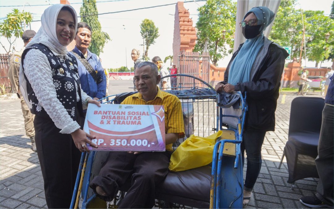 Giliran Penyandang Disabilitas Terima Bansos Lebaran Dari Pemkot Mojokerto 