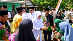 Bupati Ipuk Sambang Warganya Ditengah Hutan, Serahkan Tanda Kependudukan Warga Miskin
