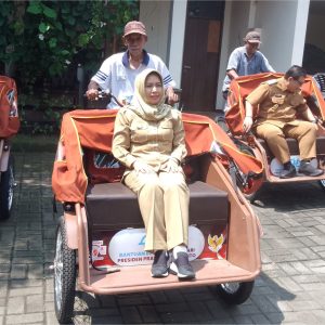 Walikota Ning Ita Salurkan Becak Listrik Banpres Prabowo Pada Tukang Becak Lansia Walikota Ning Ita Salurkan Becak Listrik Banpres Prabowo Pada Tukang Becak Lansia