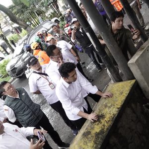 Mas Emil Keliling Jatim Cari Jalan Rusak dan Antisipasi Banjir Mas Emil Keliling Jatim Cari Jalan Rusak dan Antisipasi Banjir