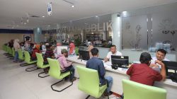 Libur Lebaran, Pegawai Dispendukcapil Banyuwangi Lembur Layani Masyarakat
