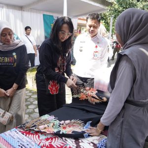 Pasar Murah Ramadan di Kediri: Mbak Cicha Optimis Harga Terjangkau Bantu Penuhi Kebutuhan Warga Pasar Murah Ramadan di Kediri: Mbak Cicha Optimis Harga Terjangkau Bantu Penuhi Kebutuhan Warga