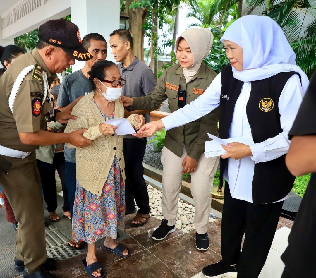 Warga Sekitar Kantor Gubernur Jatim Terima Paket Sembako dan Zakat Mal