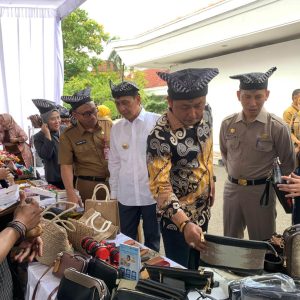 Bupati Bojonegoro Ajak Para Tamu Belanja Produk Lokal