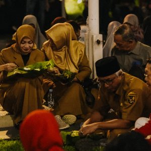 Tanpa Sekat! Mbak Wali dan Gus Qowim Lesehan Bareng Warga Saat Bukber di Balai Kota Kediri