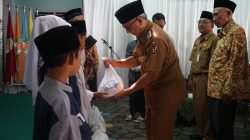 Wakil Wali Kota Kediri Bagikan 423 Bingkisan Idulfitri untuk Anak Yatim dan Lansia
