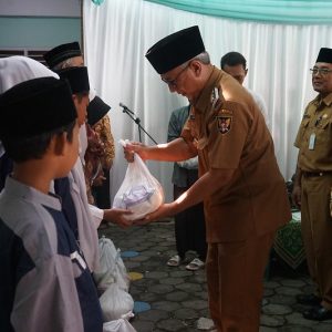 Wakil Wali Kota Kediri Bagikan 423 Bingkisan Idulfitri untuk Anak Yatim dan Lansia
