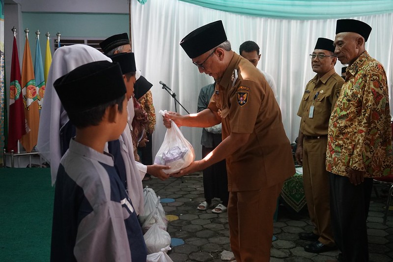 Wakil Wali Kota Kediri Bagikan 423 Bingkisan Idulfitri untuk Anak Yatim dan Lansia