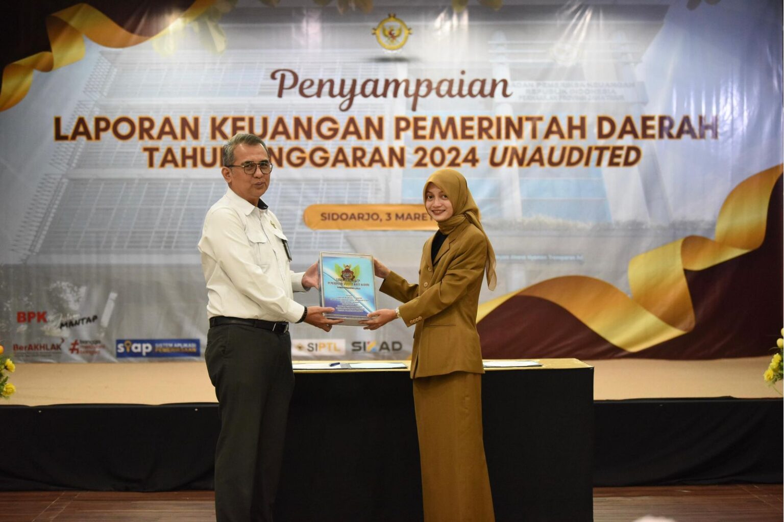 Wali Kota Kediri Serahkan Laporan Keuangan 2024 ke BPK Jawa Timur