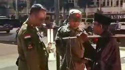 Penuh Canda, Aksi 2 Anggota Satpol PP Jember Tertibkan Pedagang di Alun Alun Nusantara