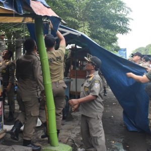 Puluhan PKL Kawasan Mbah Ratu Ditertibkan Puluhan PKL Kawasan Mbah Ratu Ditertibkan