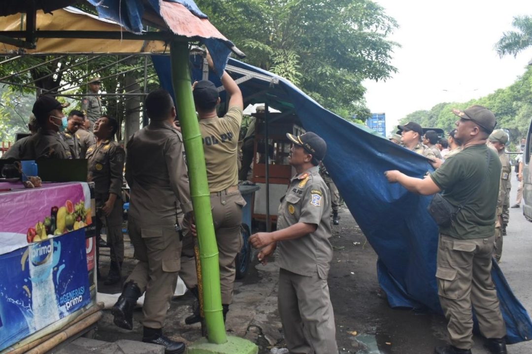 Puluhan PKL Kawasan Mbah Ratu Ditertibkan