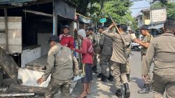 Satpol PP Surabaya Bongkar Ratusan PKL dan Bangli di Tiga Lokasi