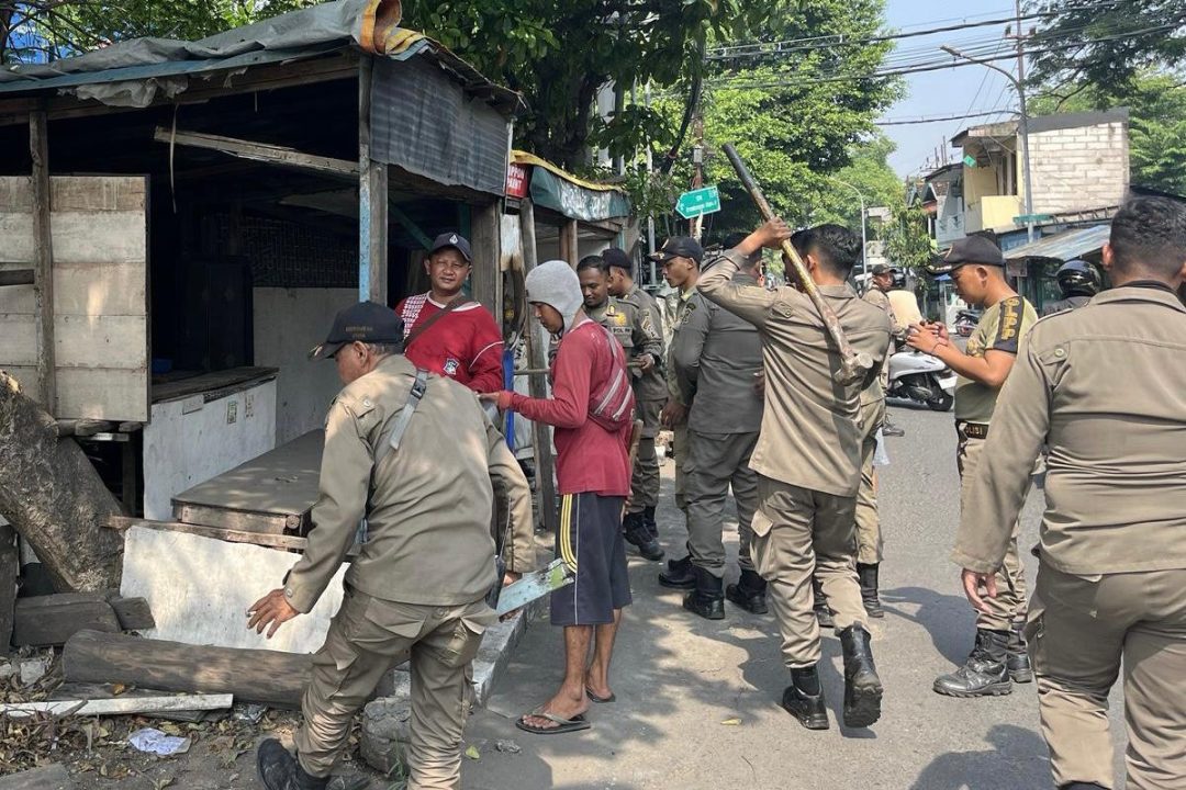 Satpol PP Surabaya Bongkar Ratusan PKL dan Bangli di Tiga Lokasi