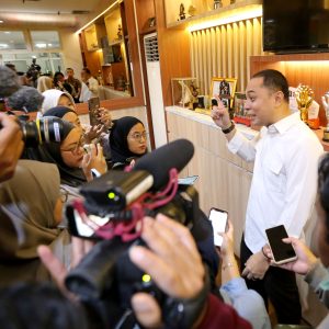 Dugaan Penahanan Ijazah, Wali Kota Eri Dampingi Karyawan Lapor Polisi Dugaan Penahanan Ijazah, Wali Kota Eri Dampingi Karyawan Lapor Polisi