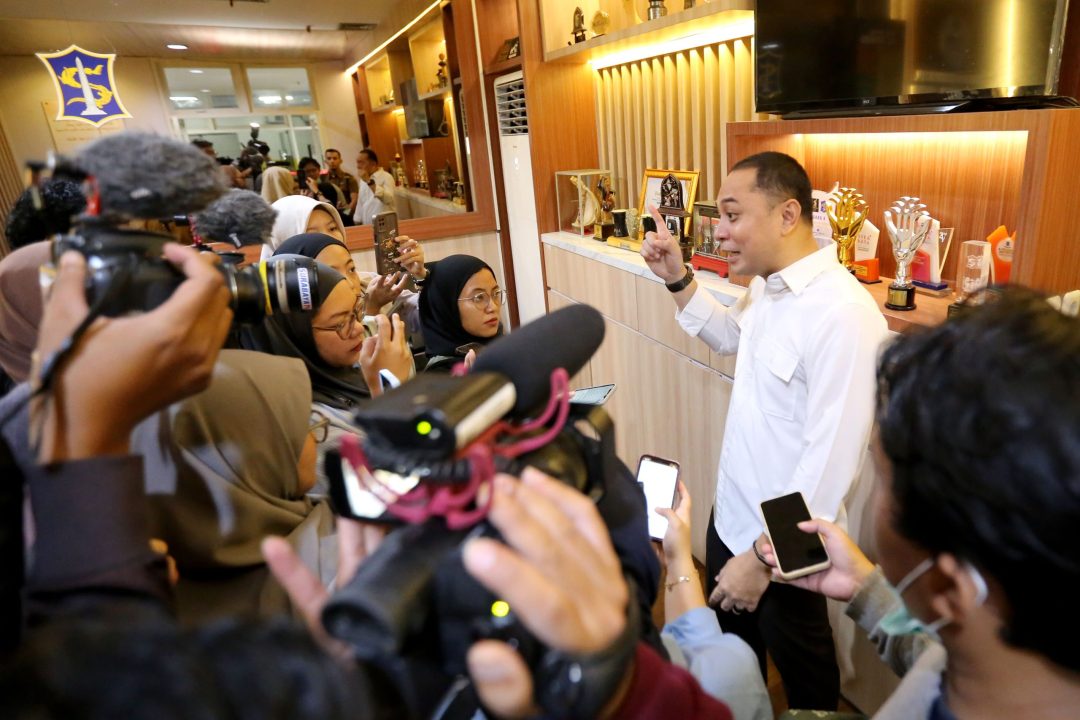 Dugaan Penahanan Ijazah, Wali Kota Eri Dampingi Karyawan Lapor Polisi