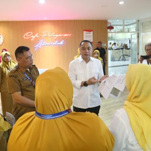 Eri Ingatkan Dispendukcapil Surabaya Transparan dan Bebas Pungli Pelayanan Eri Ingatkan Dispendukcapil Surabaya Transparan dan Bebas Pungli Pelayanan