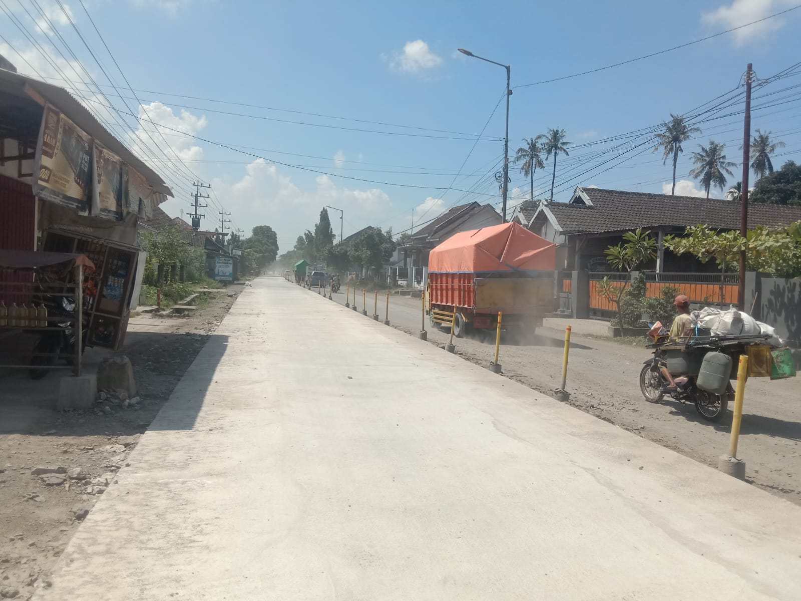 Proyek Perbaikan Jalan Provinsi Rambipuji-Puger Jember Bernilai Milyaran Rupiah Masuk Minggu Ke-8.