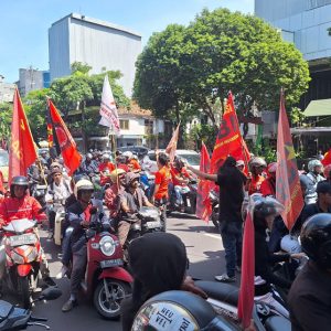 10 Ribu Buruh Luruk Gubernur Jatim, Bawa Isu Pemutihan Pajak Kendaraan 10 Ribu Buruh Luruk Gubernur Jatim, Bawa Isu Pemutihan Pajak Kendaraan