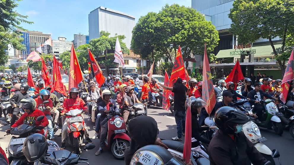 10 Ribu Buruh Luruk Gubernur Jatim, Bawa Isu Pemutihan Pajak Kendaraan