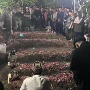 Tanah Longsor di Cangar, Pemakaman yang Memilukan Tanah Longsor di Cangar, Pemakaman yang Memilukan