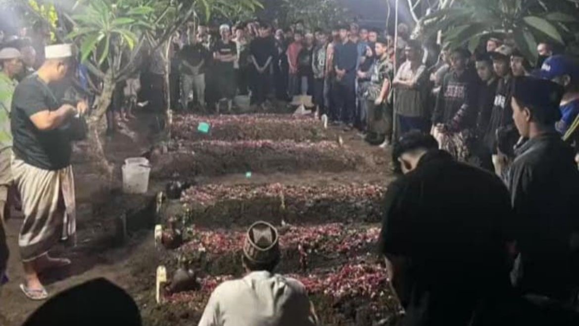 Tanah Longsor di Cangar, Pemakaman yang Memilukan