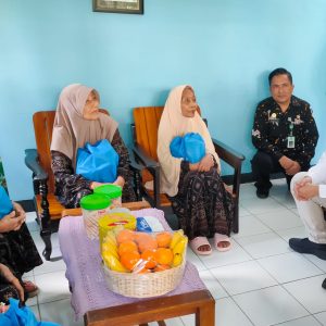 Pelayanan Sosial Tresna Werdha Pasuruan Terima Bingkisan Lebaran Wagub Emil Dardak