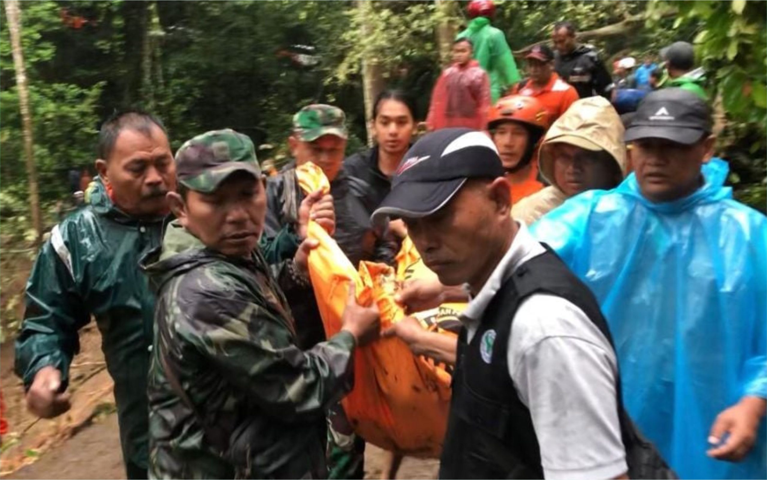 Jalur Cangar Longsor 2 Mobil Tertimbun, 1 Korban Dievakuasi