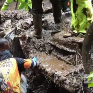 4 Korban Longsor Cangar di Ditemukan 1 Korban Warga Sukodono- Sidoarjo 4 Korban Longsor Cangar di Ditemukan 1 Korban Warga Sukodono- Sidoarjo